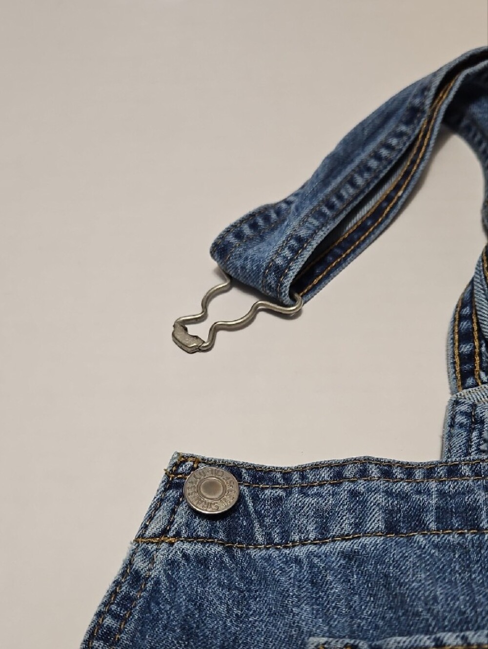 Levi's Denim Short Bib Overalls - Blue Women Jeans Overalls Size L - Picture 13 of 15